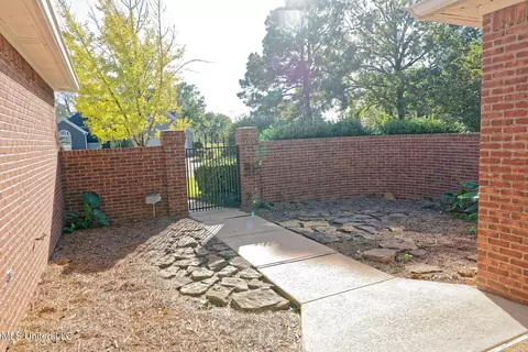 Exterior - 902 Oak Trl, Canton, MS 39046 photo 4 of 7