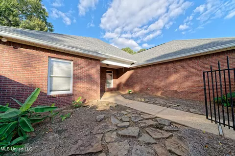 Exterior - 902 Oak Trl, Canton, MS 39046 photo 3 of 7