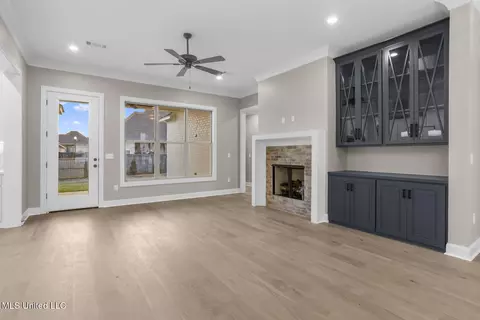 Living - 436 Aurora Cir, Canton, MS 39046 photo 2 of 4