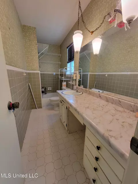 Bath - 3954 River Pine Dr, Moss Point, MS 39563 photo 4 of 4