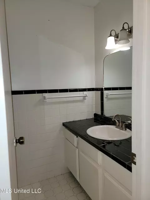 Bath - 3954 River Pine Dr, Moss Point, MS 39563 photo 2 of 4