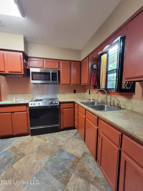 Kitchen - 3954 River Pine Dr, Moss Point, MS 39563 photo 3 of 4