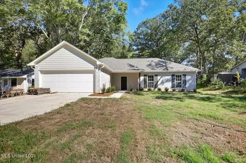 711 E Leake St, Clinton, MS 39056