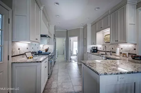 Kitchen - 154 Northwind Dr, Brandon, MS 39047 photo 2 of 4