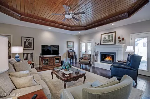 Living - 154 Northwind Dr, Brandon, MS 39047 photo 2 of 4