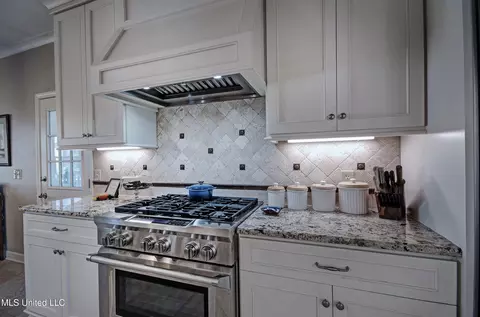 Kitchen - 154 Northwind Dr, Brandon, MS 39047 photo 4 of 4