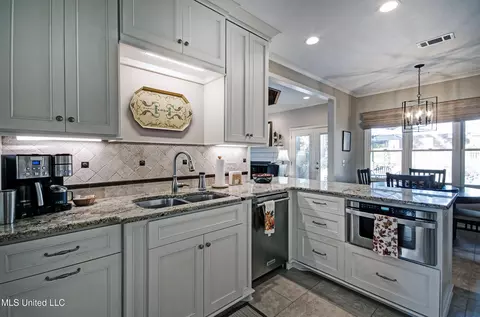 Kitchen - 154 Northwind Dr, Brandon, MS 39047 photo 3 of 4