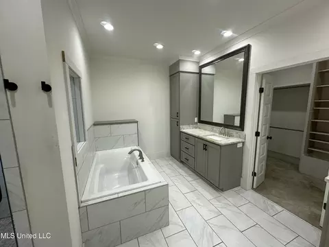 Bath - 130 Coventry Ln, Canton, MS 39046 photo 3 of 7