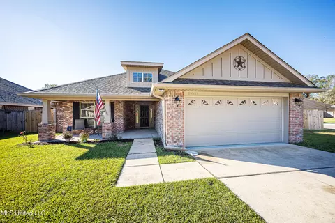 10559 Roundhill Dr, Gulfport, MS 39503