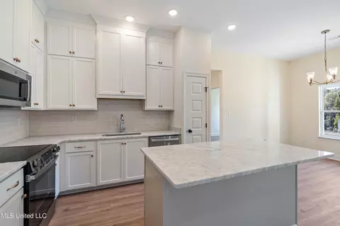 Kitchen - 2297 S Highway 301, Hernando, MS 38632 photo 2 of 2