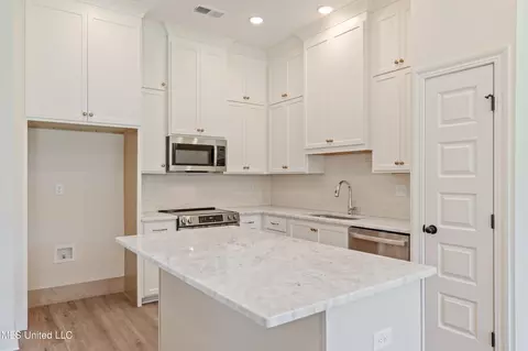 Kitchen - 2297 S Highway 301, Hernando, MS 38632 photo 1 of 2