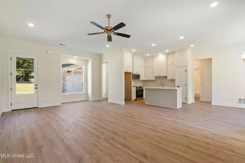 Living - 2297 S Highway 301, Hernando, MS 38632 photo 3 of 3