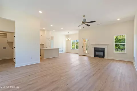 Living - 2297 S Highway 301, Hernando, MS 38632 photo 1 of 3