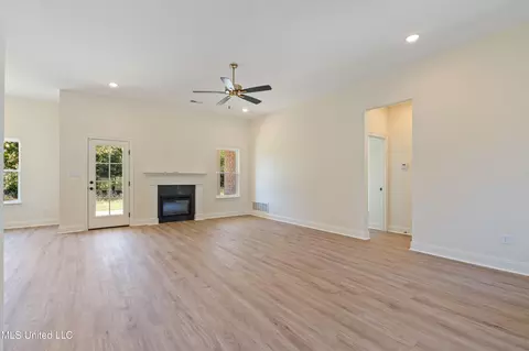 Living - 2297 S Highway 301, Hernando, MS 38632 photo 2 of 3