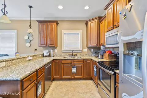Kitchen - 617 N Doe Creek Trl, Hernando, MS 38632 photo 2 of 2