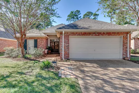 761 Versailles Dr, Ridgeland, MS 39157