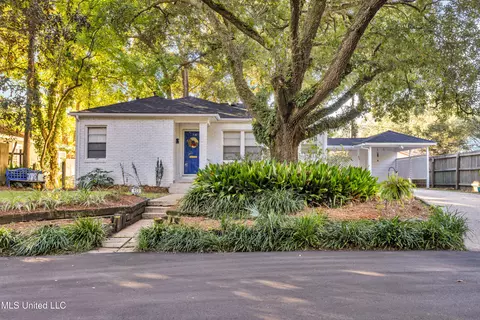 921 Wanda Pl, Gulfport, MS 39501