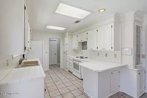 Kitchen - 301 Garden Dr, Brandon, MS 39042 photo 2 of 4