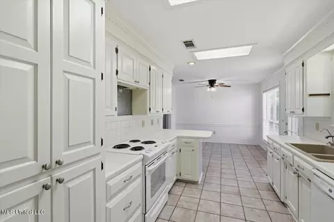 Kitchen - 301 Garden Dr, Brandon, MS 39042 photo 4 of 4