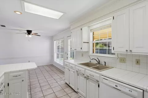 Kitchen - 301 Garden Dr, Brandon, MS 39042 photo 3 of 4