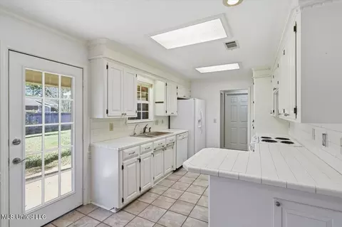 Kitchen - 301 Garden Dr, Brandon, MS 39042 photo 1 of 4