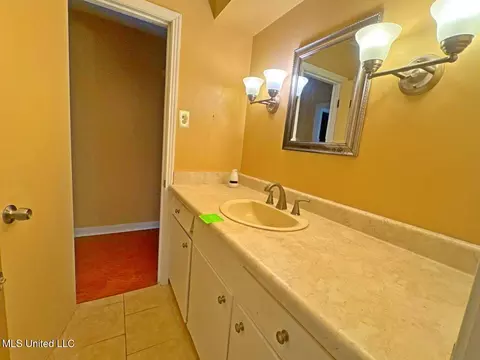 Bath - 5812 Concord Dr, Jackson, MS 39211 photo 3 of 5