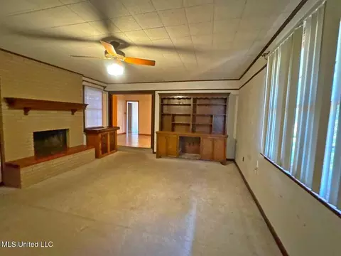 Living - 5812 Concord Dr, Jackson, MS 39211 photo 2 of 5