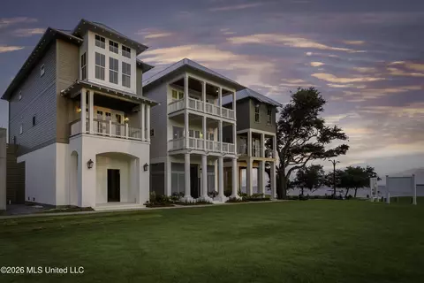 102 S Beach Dr, Ocean Springs, MS 39564