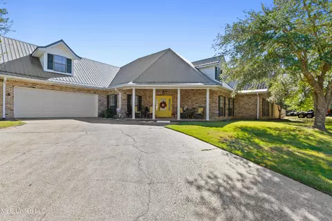 107 Campion Dr, Waveland, MS 39576