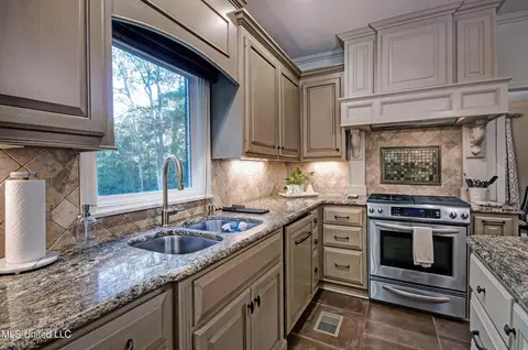 Kitchen - 422 Warwick Rd, Clinton, MS 39056 photo 6 of 7