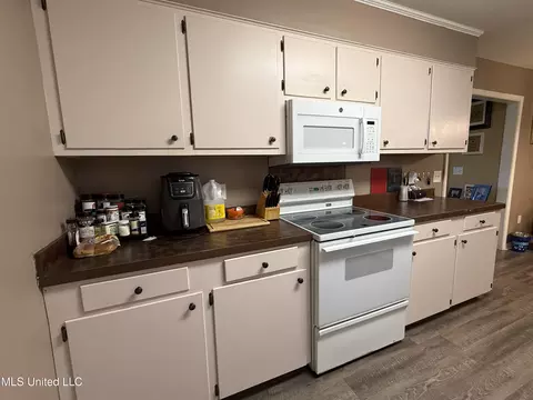 Kitchen - 171 Colonial Cir, Magee, MS 39111 photo 2 of 2