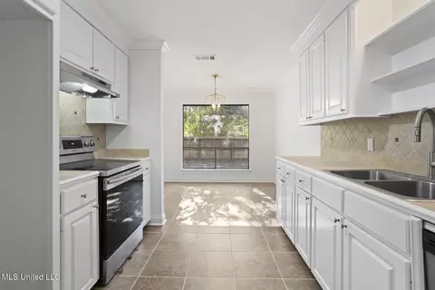 Kitchen - 116 Oakhill Pl, Brandon, MS 39042 photo 1 of 2