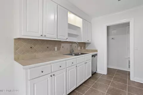 Kitchen - 116 Oakhill Pl, Brandon, MS 39042 photo 2 of 2
