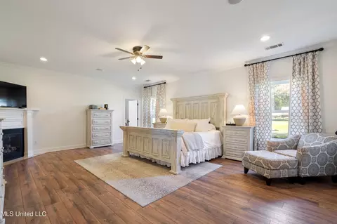 Bedroom - 2597 Oak Manor Dr, Hernando, MS 38632 photo 1 of 8