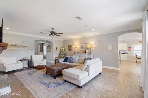 Living - 2597 Oak Manor Dr, Hernando, MS 38632 photo 3 of 3