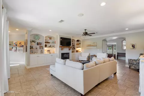 Living - 2597 Oak Manor Dr, Hernando, MS 38632 photo 2 of 3