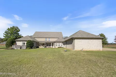 Exterior - 2597 Oak Manor Dr, Hernando, MS 38632 photo 4 of 5