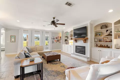 Living - 2597 Oak Manor Dr, Hernando, MS 38632 photo 1 of 3