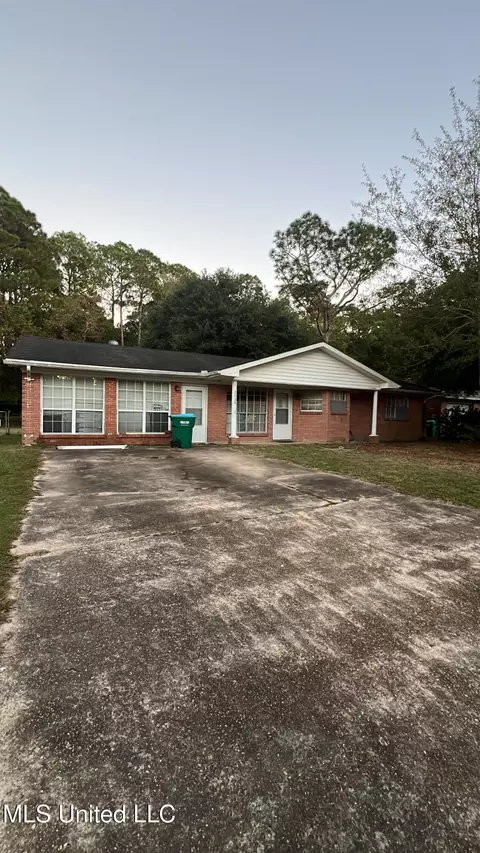 2428 Academy Dr, Gautier, MS 39553