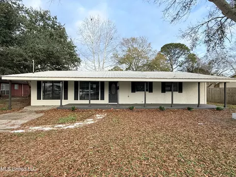 2714 Fernwood St, Pascagoula, MS 39567
