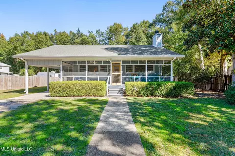 530 Meadow Ln, Waveland, MS 39576