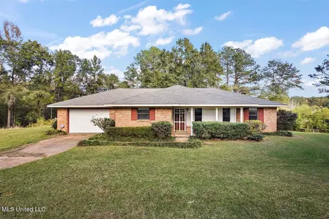 820 Memorial Dr, Braxton, MS 39044
