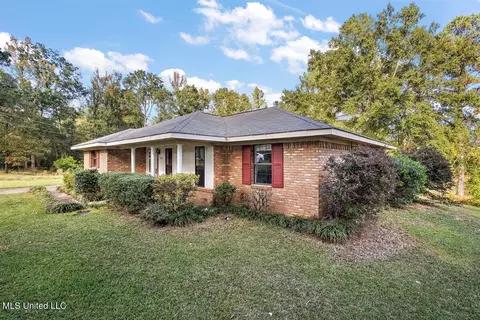 Exterior - 820 Memorial Dr, Braxton, MS 39044 photo 2 of 7