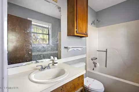 Bath - 820 Memorial Dr, Braxton, MS 39044 photo 1 of 2