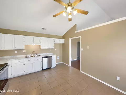 6290 E Oak Run Dr, Olive Branch, MS 38654 photo 8