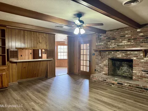 Living - 124 Mansfield Dr, Natchez, MS 39120 photo 2 of 9