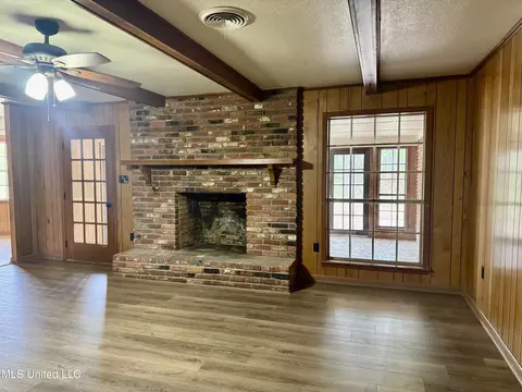 Living - 124 Mansfield Dr, Natchez, MS 39120 photo 1 of 9