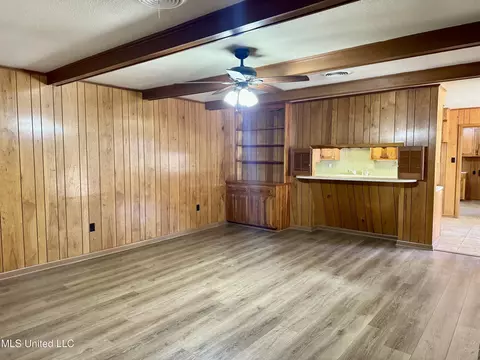 Living - 124 Mansfield Dr, Natchez, MS 39120 photo 7 of 9