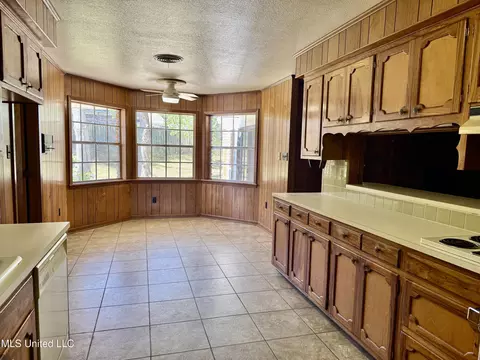 Kitchen - 124 Mansfield Dr, Natchez, MS 39120 photo 3 of 7