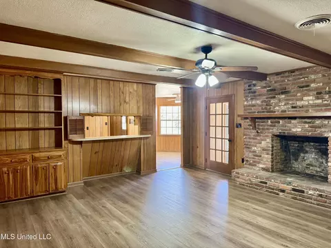 Living - 124 Mansfield Dr, Natchez, MS 39120 photo 6 of 9